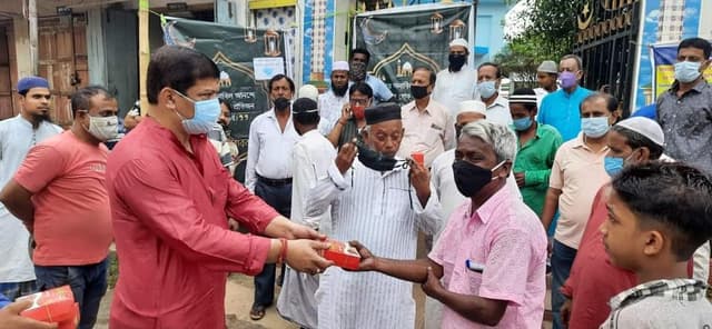 ভাটি অভয়নগর মোল্লা পাড়ায় ইফতার সামগ্রী তোলে দিয়েছেন বিধায়ক সুদীপ রায় বর্মন